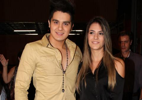 Luan Santana vai com namorada e mais famosos em peça no Rio